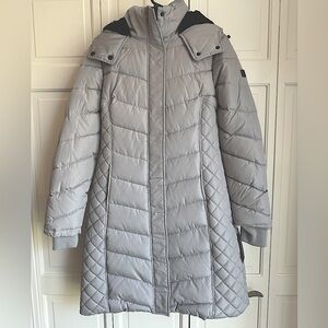 NWT Kenneth Cole women’s quilted puffer coat, size Medium, light gray, hooded
